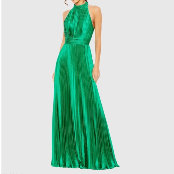 MAC DUGGAL - Green Sleeveless Halter Neck Pleated Satin Gown